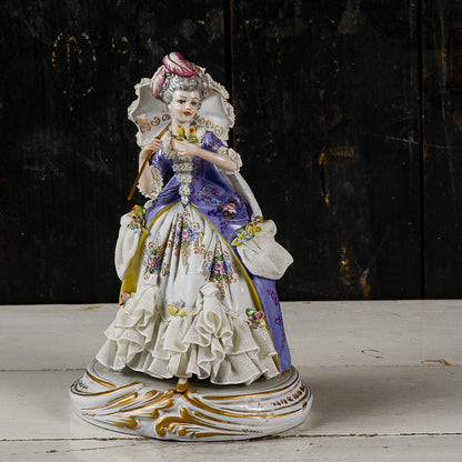scultura ceramica capodimonte dama con ombrello XX secolo