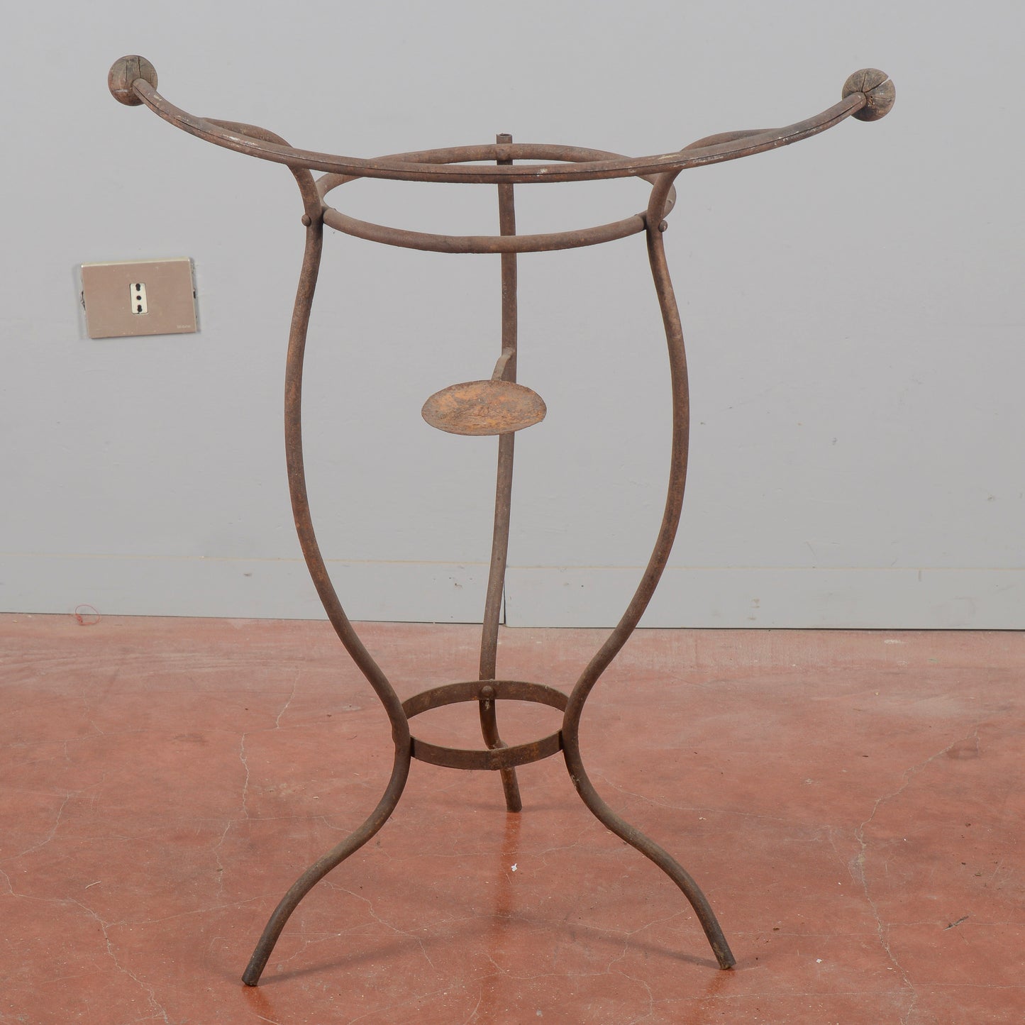 trespolo lavabo in ferro battuto fine XIX secolo