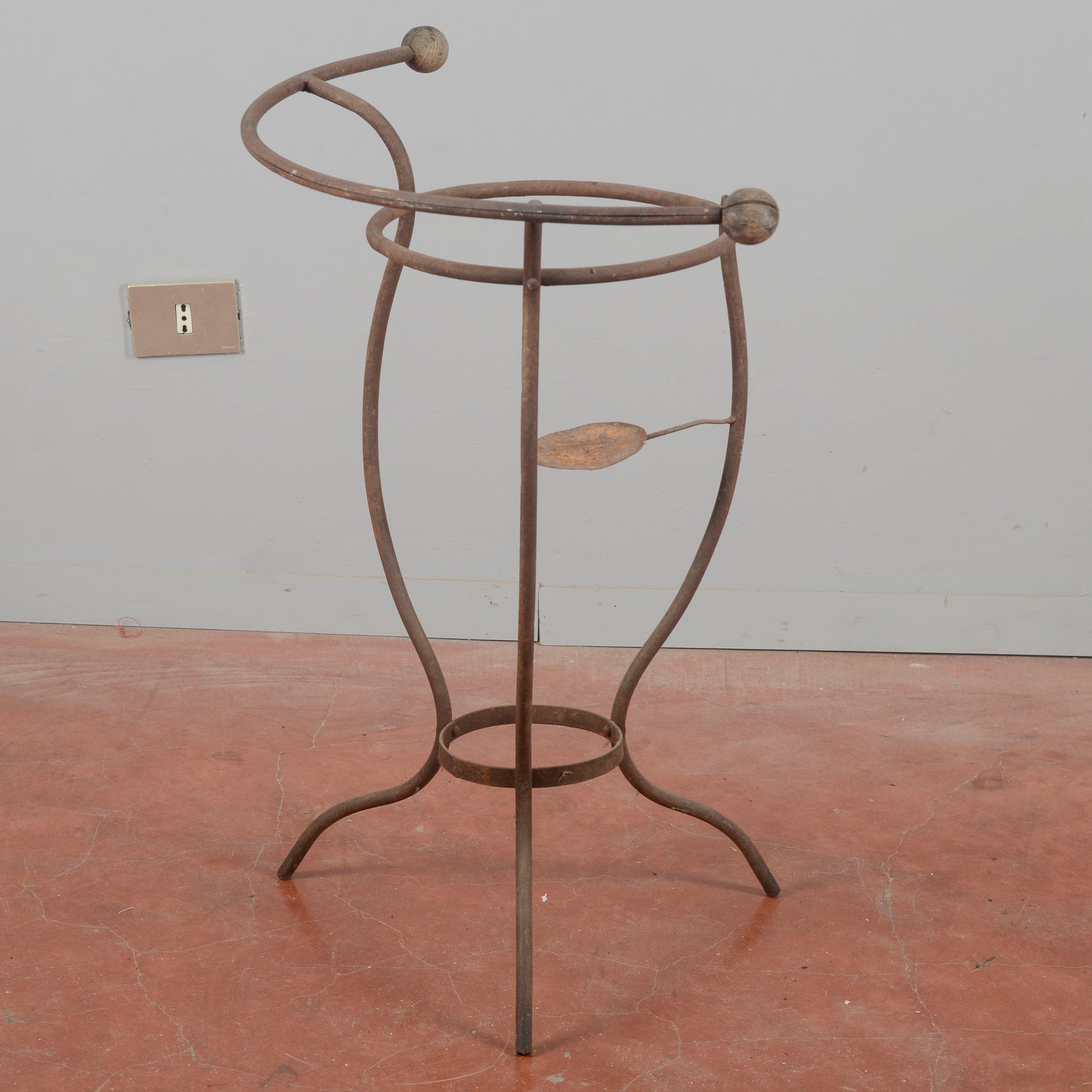 trespolo lavabo in ferro battuto fine XIX secolo