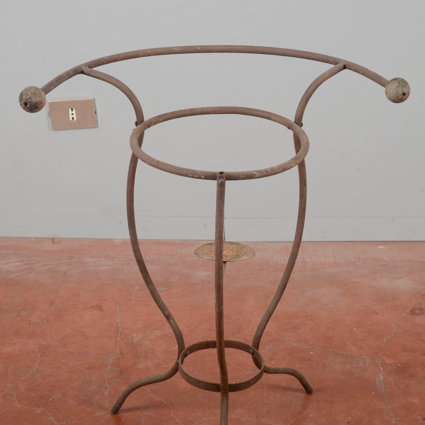 trespolo lavabo in ferro battuto fine XIX secolo
