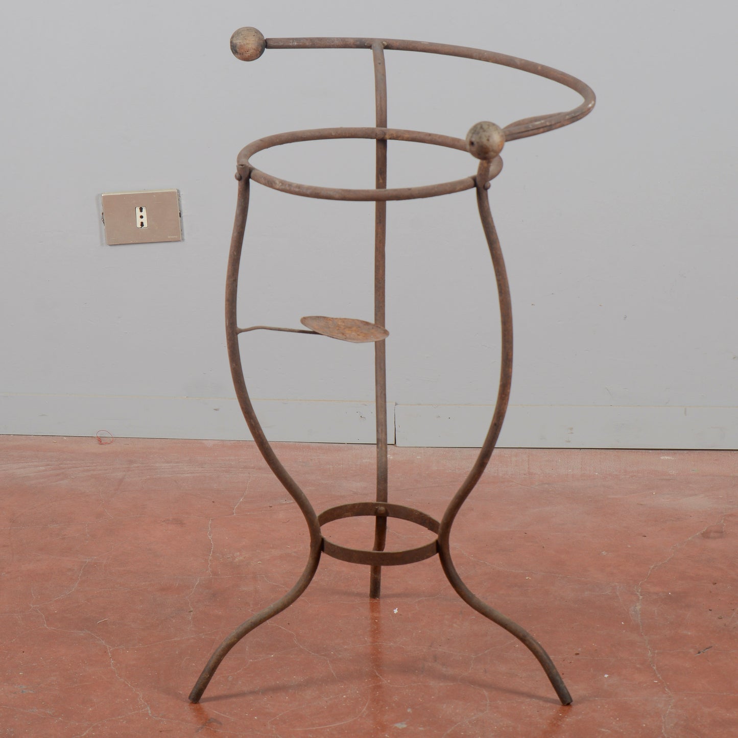 trespolo lavabo in ferro battuto fine XIX secolo