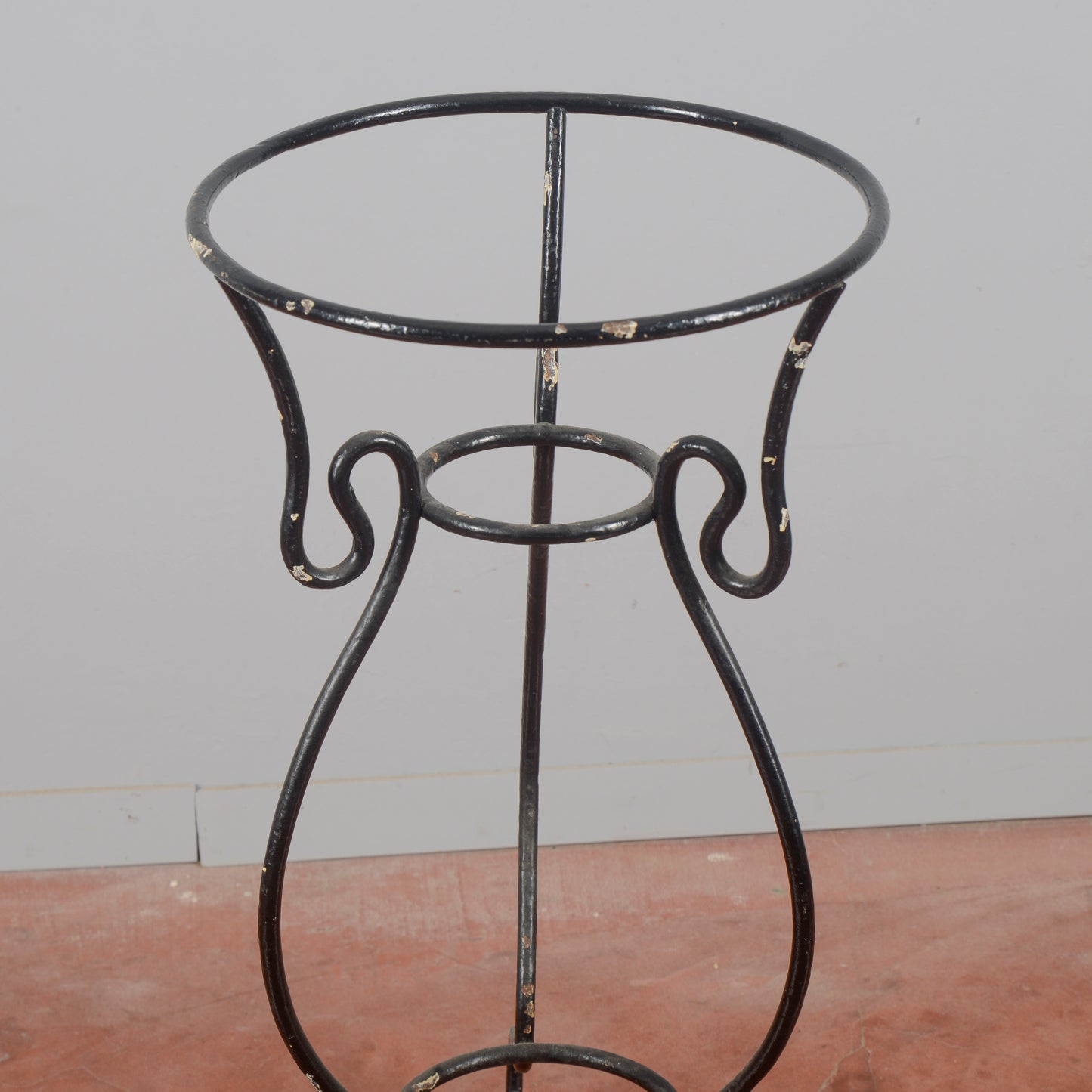 Trespolo lavabo in ferro battuto inizio XX sec