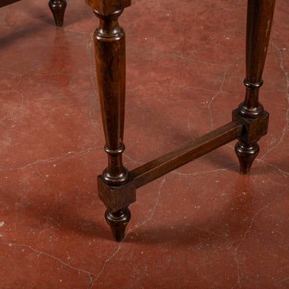 Tavolo Gambe Tornite Con Piano Filettato Al Bordo
