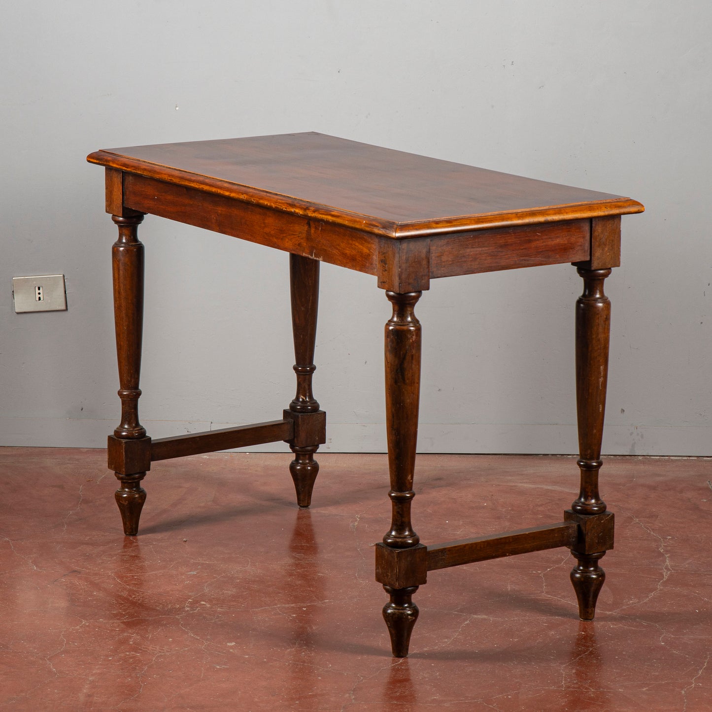 Tavolo Gambe Tornite Con Piano Filettato Al Bordo