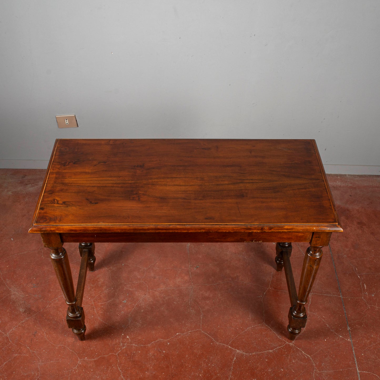 Tavolo Gambe Tornite Con Piano Filettato Al Bordo
