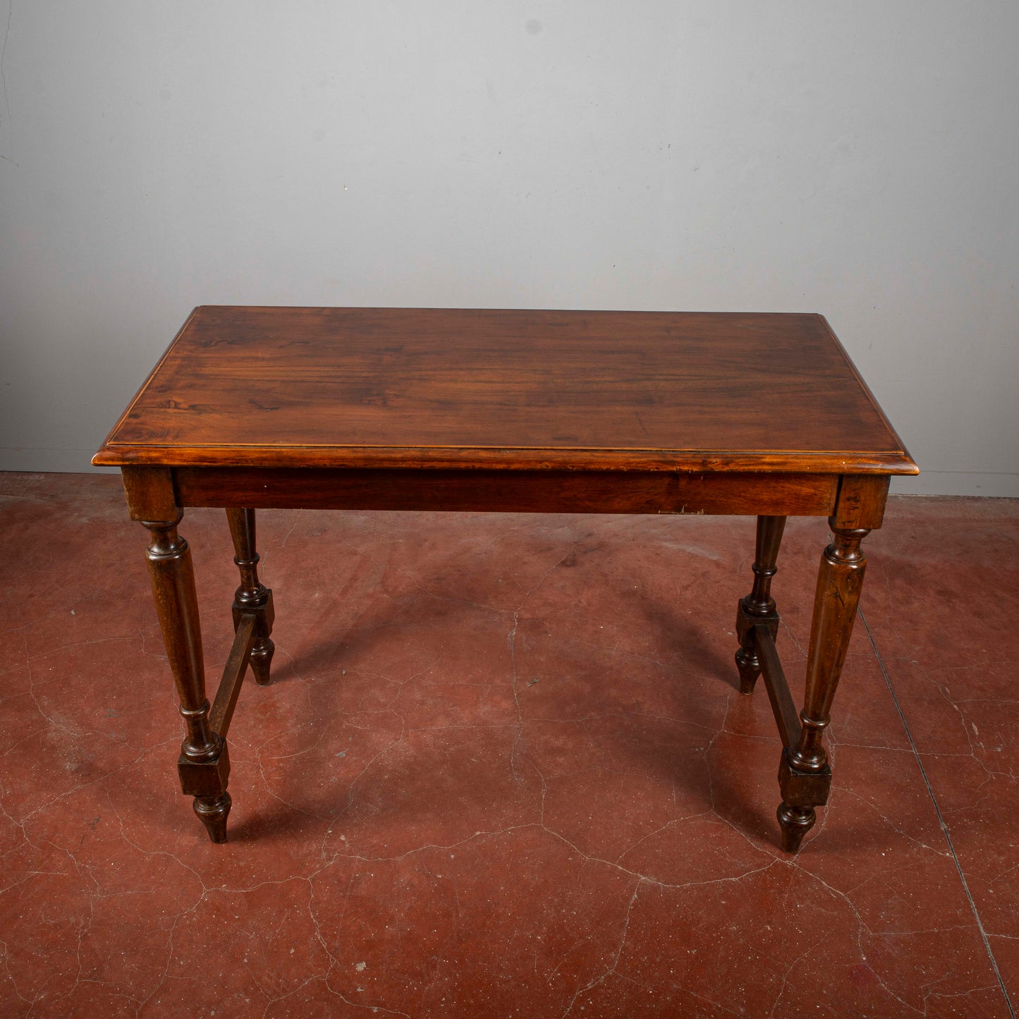 Tavolo Gambe Tornite Con Piano Filettato Al Bordo
