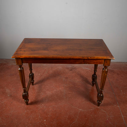 Tavolo Gambe Tornite Con Piano Filettato Al Bordo