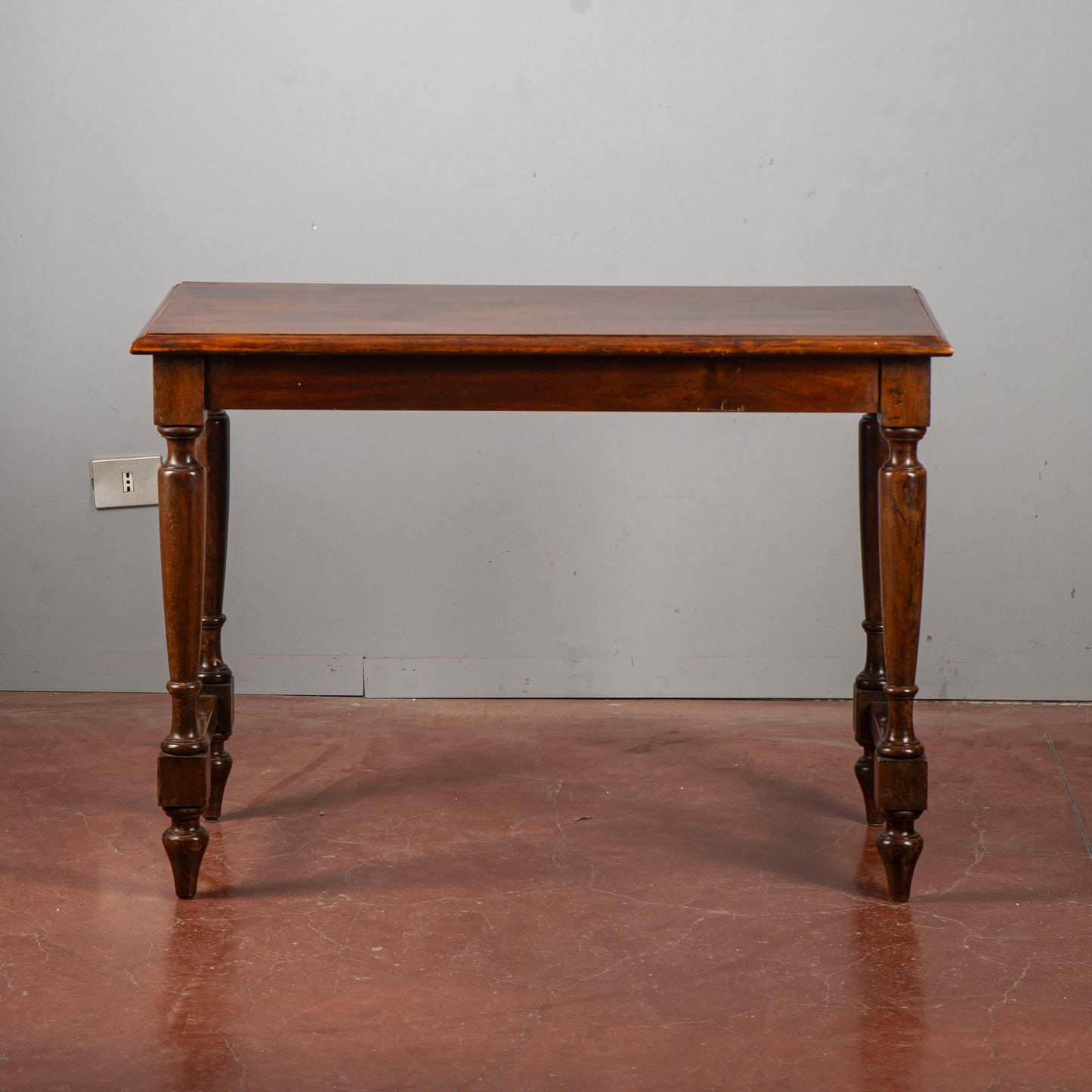 Tavolo Gambe Tornite Con Piano Filettato Al Bordo