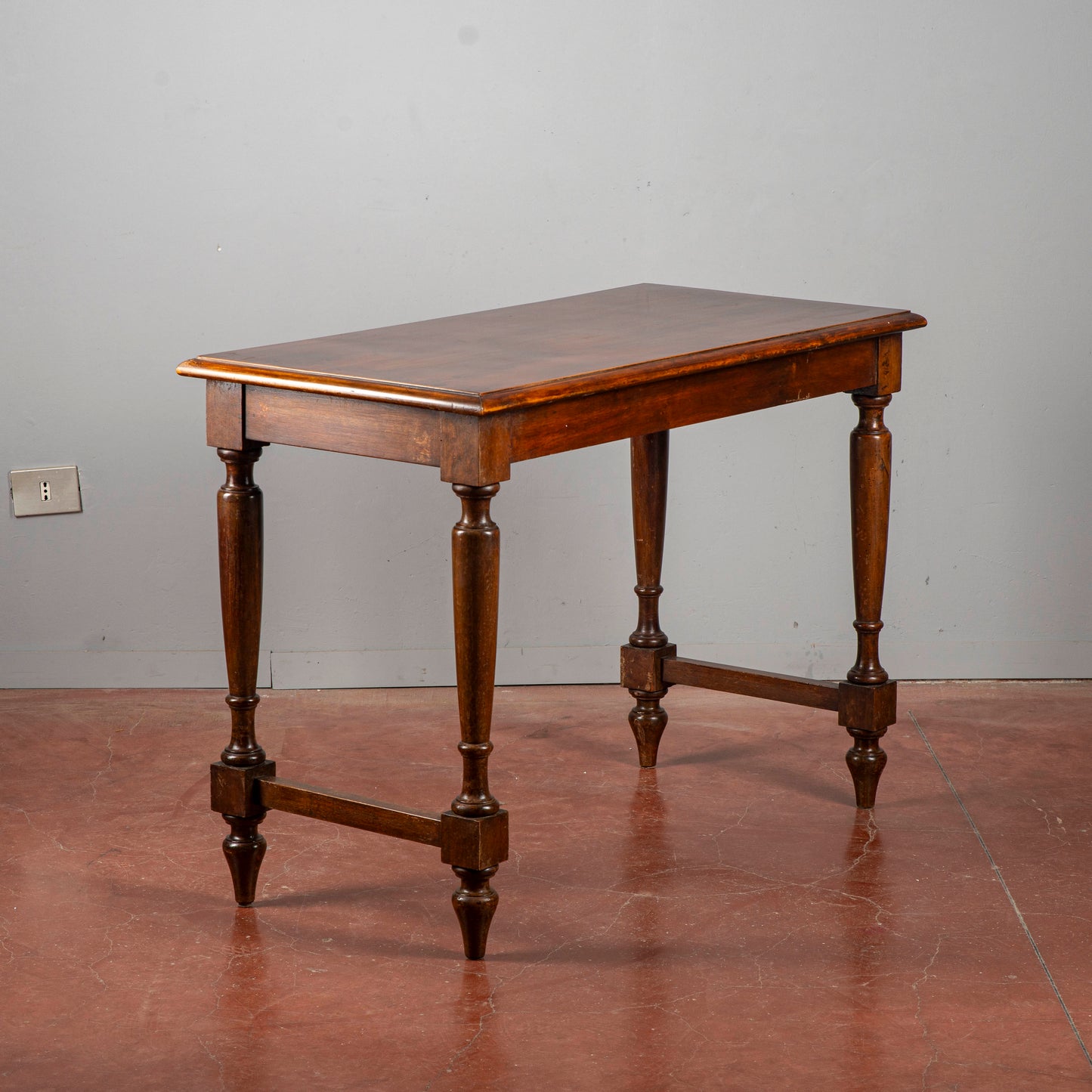 Tavolo Gambe Tornite Con Piano Filettato Al Bordo