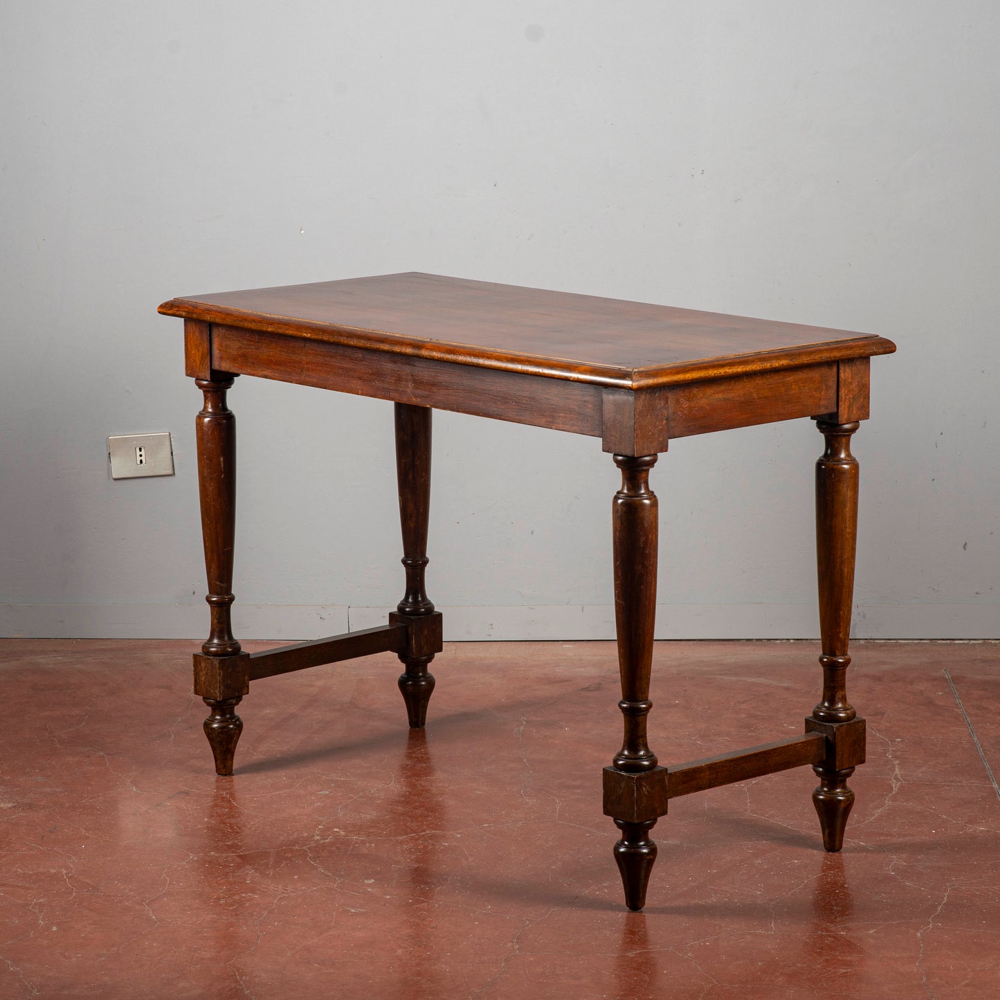 Tavolo Gambe Tornite Con Piano Filettato Al Bordo