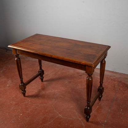 Tavolo Gambe Tornite Con Piano Filettato Al Bordo