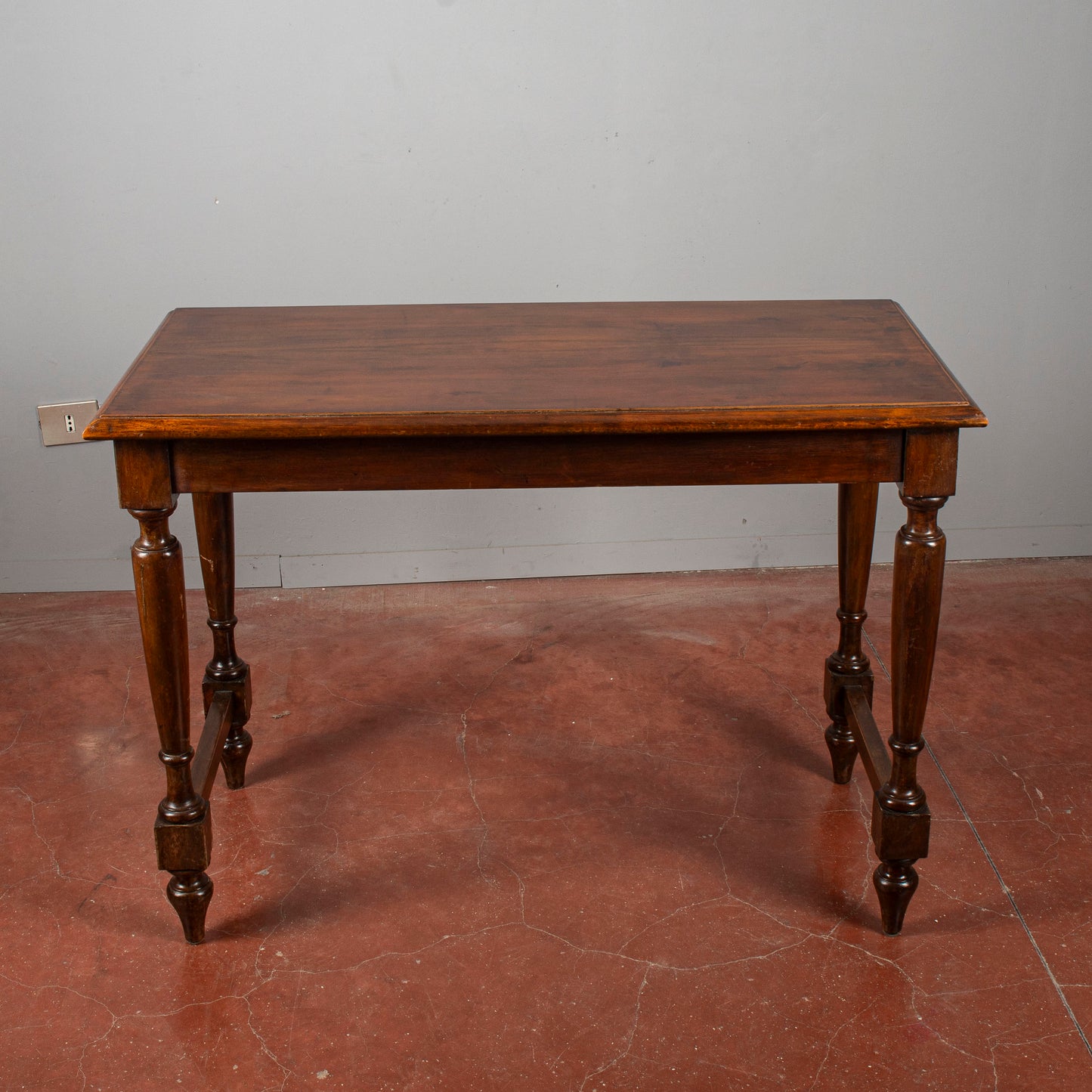 Tavolo Gambe Tornite Con Piano Filettato Al Bordo