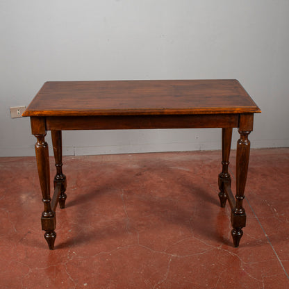 Tavolo Gambe Tornite Con Piano Filettato Al Bordo