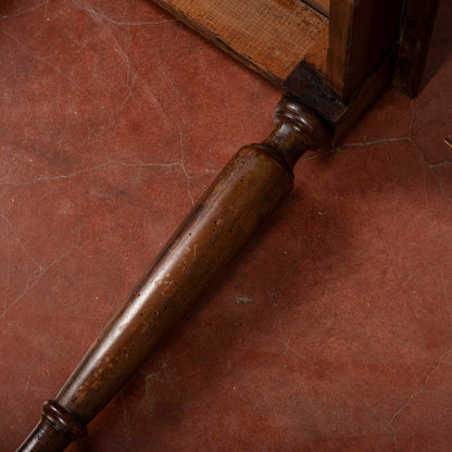 Tavolo Gambe Tornite Con Piano Filettato Al Bordo
