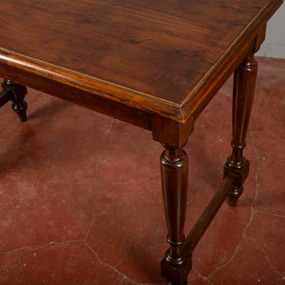Tavolo Gambe Tornite Con Piano Filettato Al Bordo