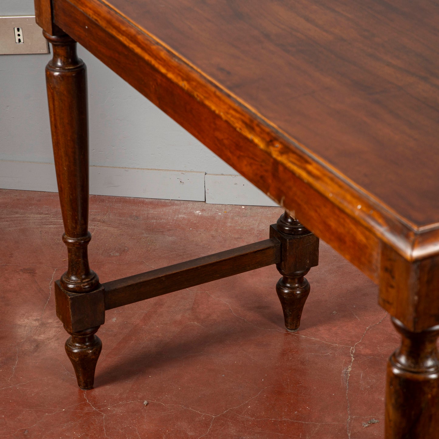 Tavolo Gambe Tornite Con Piano Filettato Al Bordo