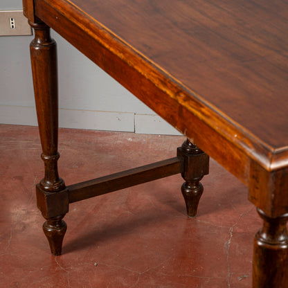 Tavolo Gambe Tornite Con Piano Filettato Al Bordo