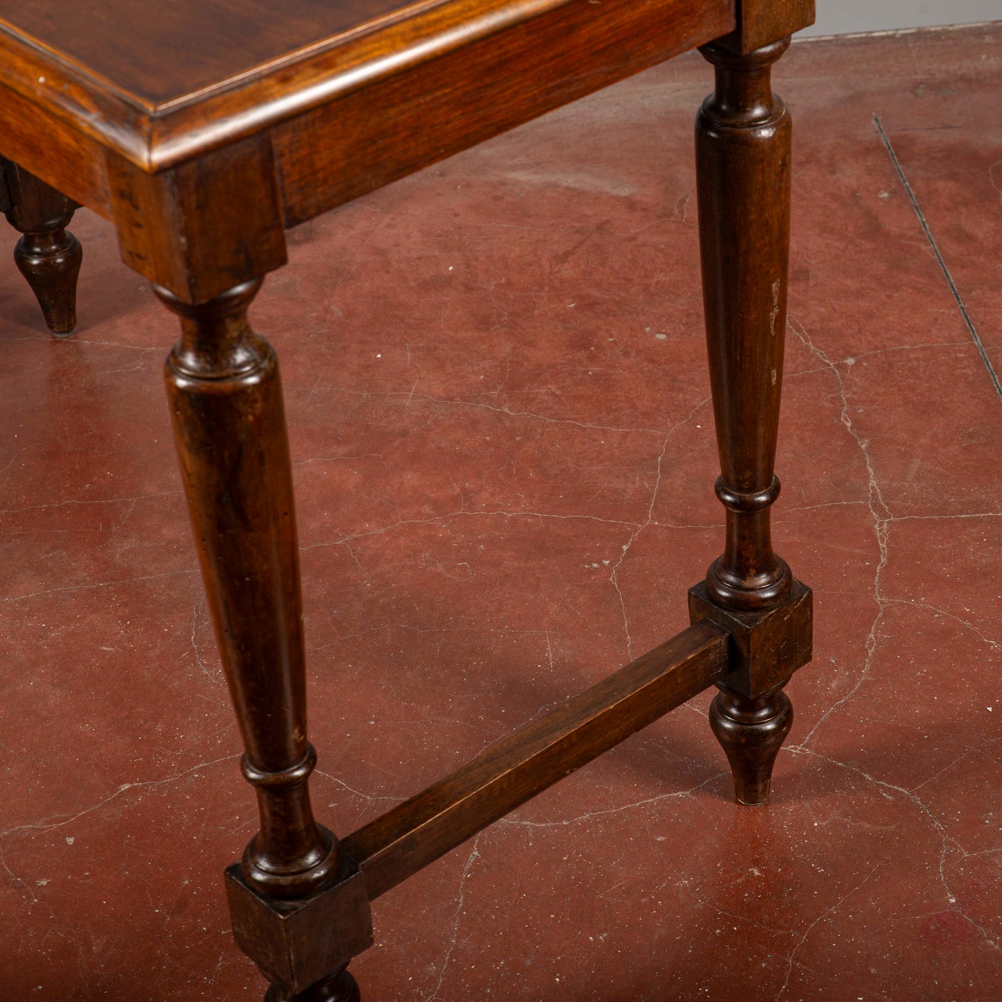 Tavolo Gambe Tornite Con Piano Filettato Al Bordo