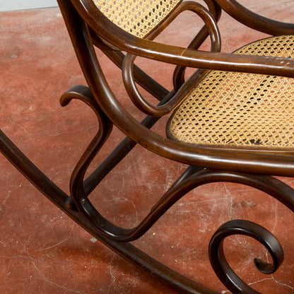 Sedia A Dondolo Stile Thonet