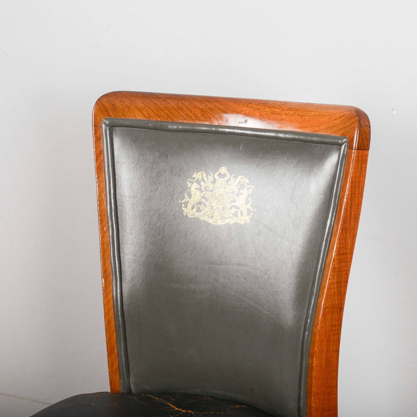 sedia in pelle con logo stampato W.D.F GRUBB primi anni 2000