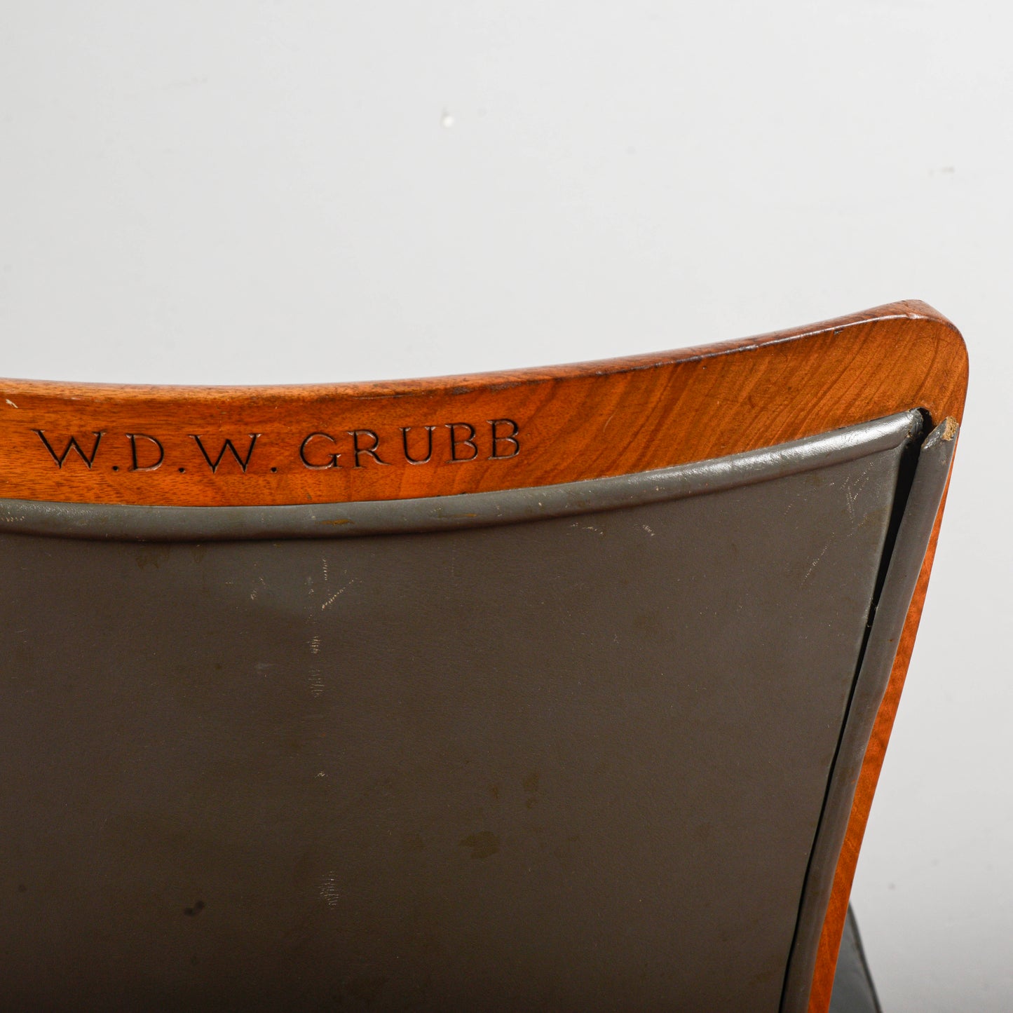 sedia in pelle con logo stampato W.D.F GRUBB primi anni 2000