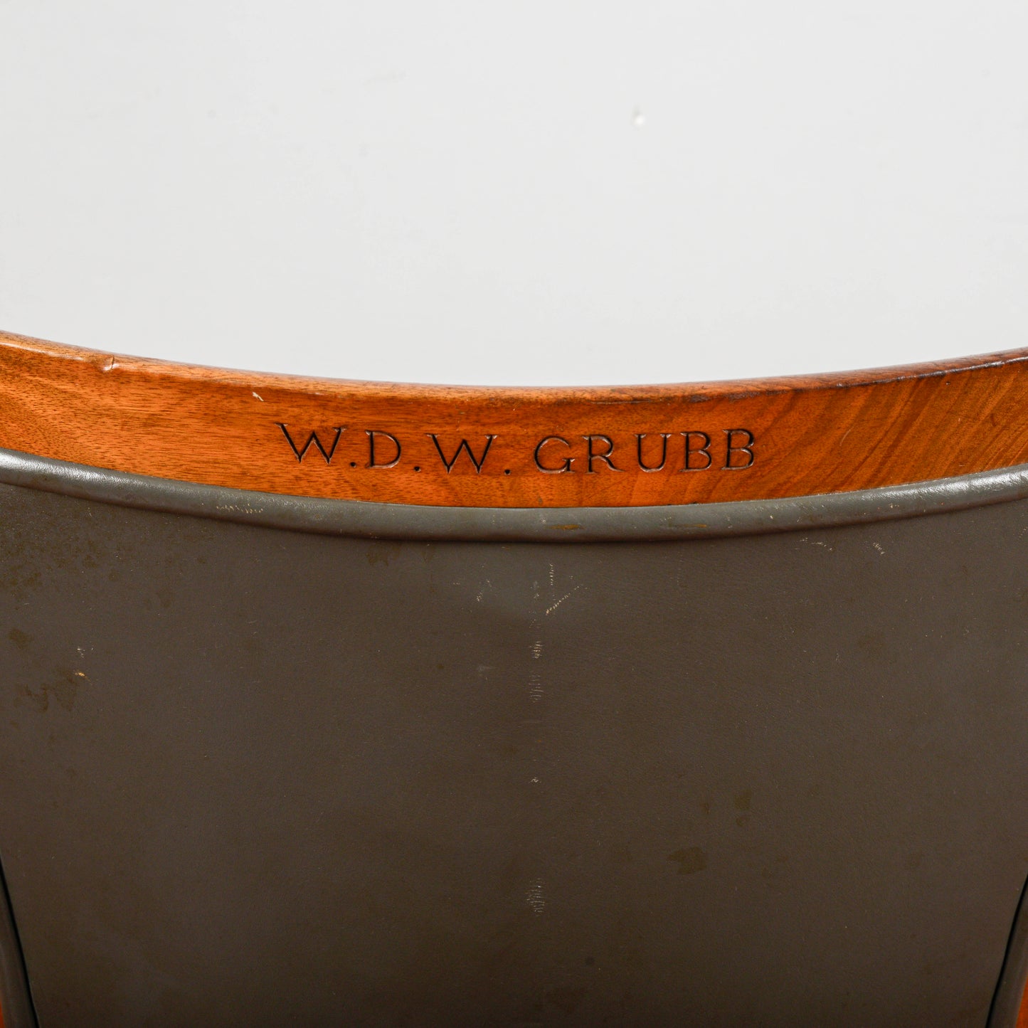 sedia in pelle con logo stampato W.D.F GRUBB primi anni 2000
