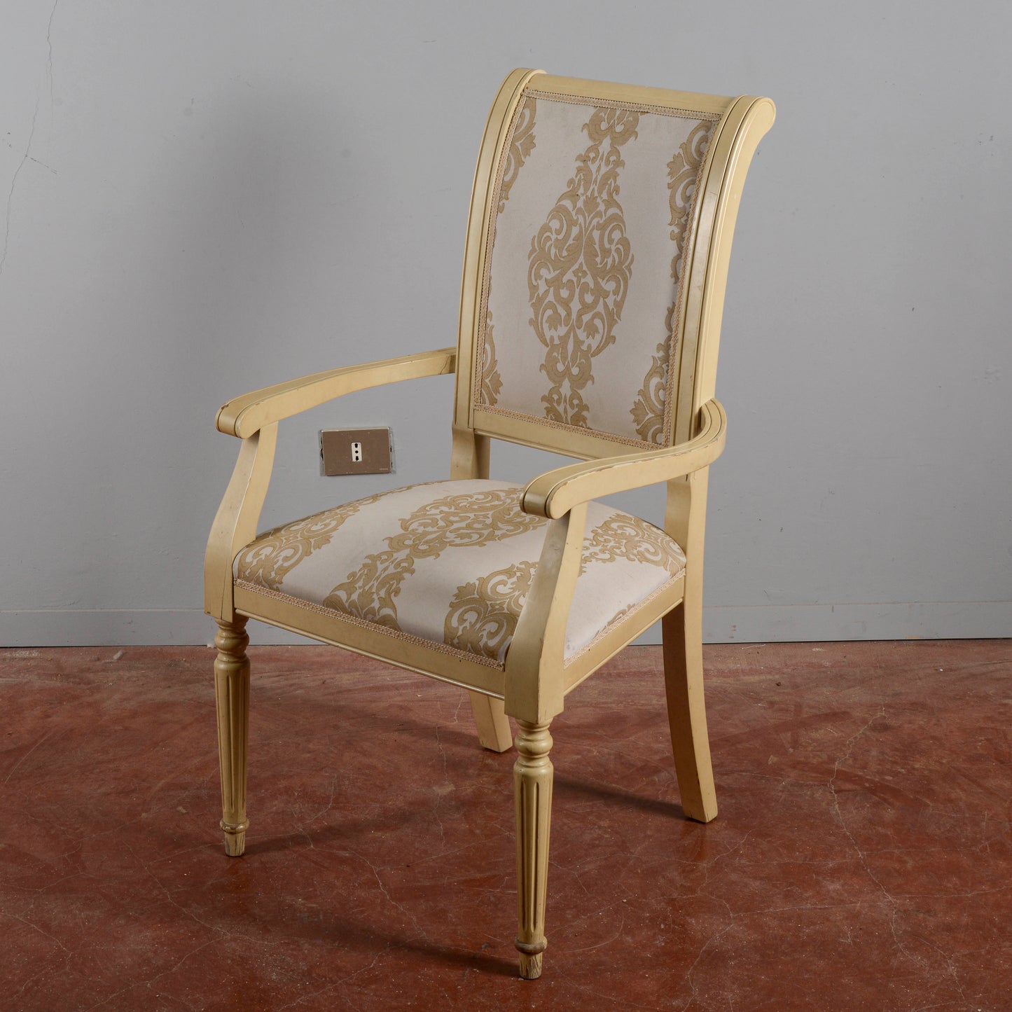 Sedia Poltrona Classica Verniciata Con Tessuto Damascato