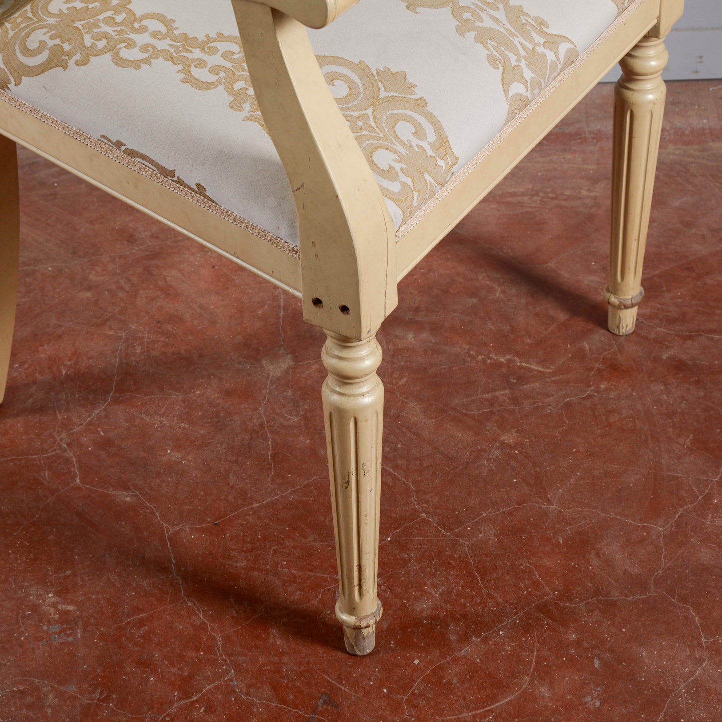 Sedia Poltrona Classica Verniciata Con Tessuto Damascato