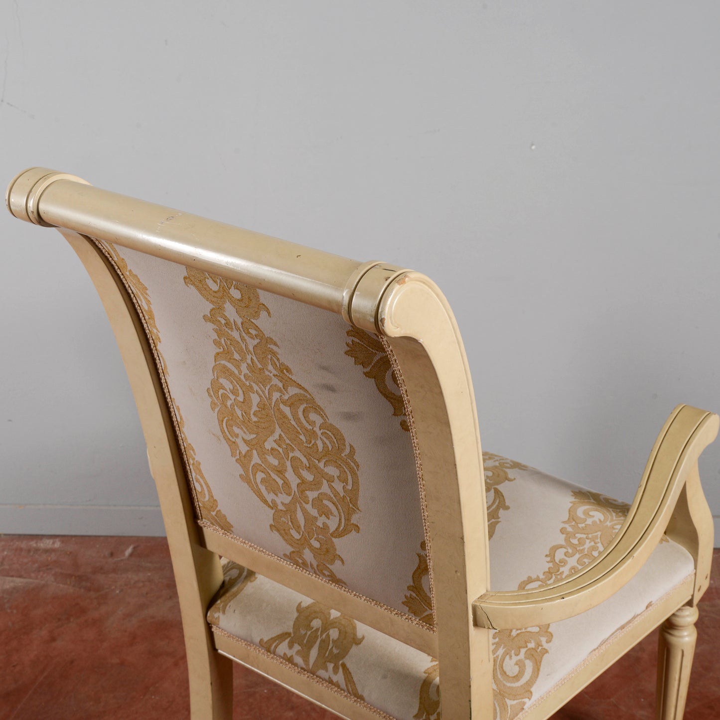 Sedia Poltrona Classica Verniciata Con Tessuto Damascato