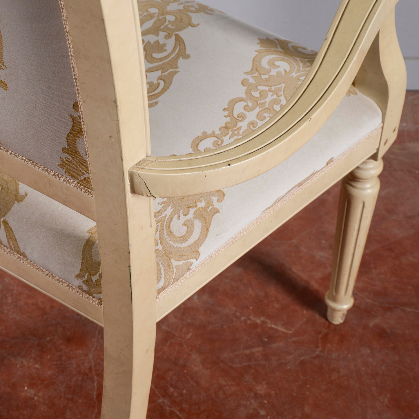 Sedia Poltrona Classica Verniciata Con Tessuto Damascato