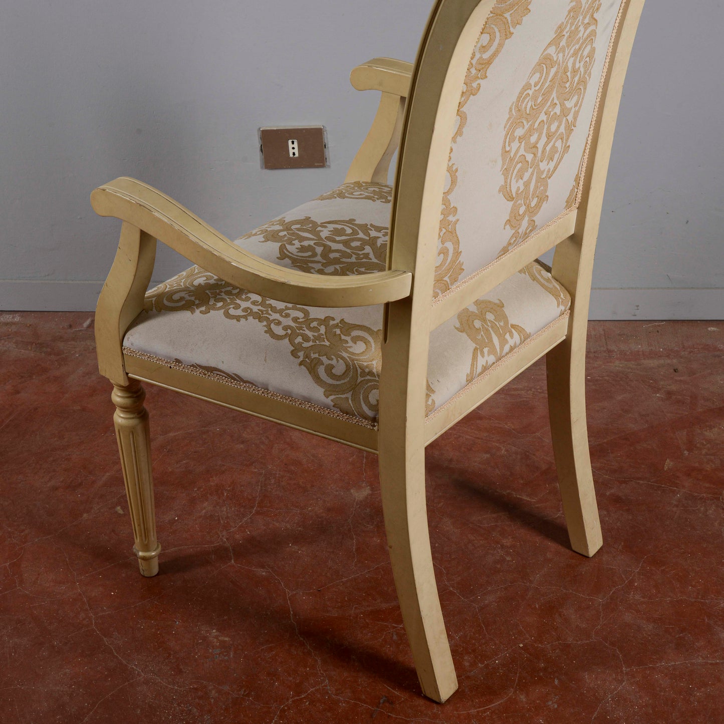 Sedia Poltrona Classica Verniciata Con Tessuto Damascato