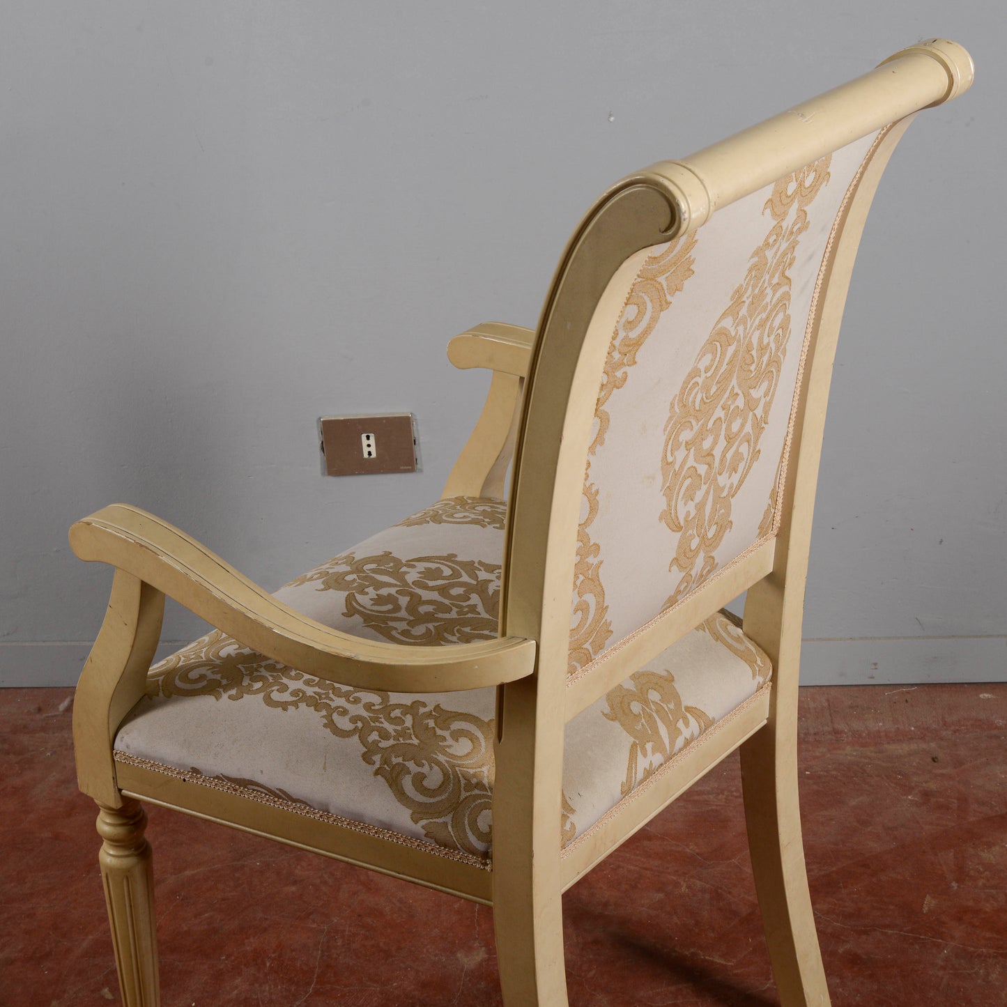 Sedia Poltrona Classica Verniciata Con Tessuto Damascato