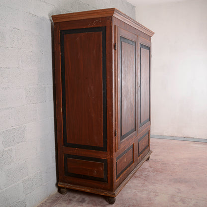 Armadio credenza stipo dipinto marrone e cornici nere Italia XIX secolo