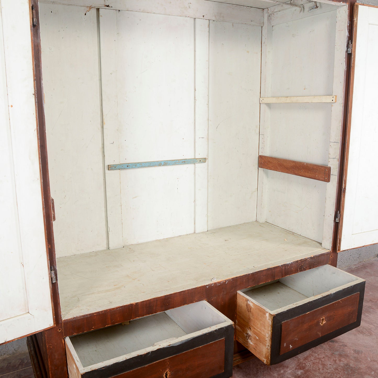 Armadio credenza stipo dipinto marrone e cornici nere Italia XIX secolo