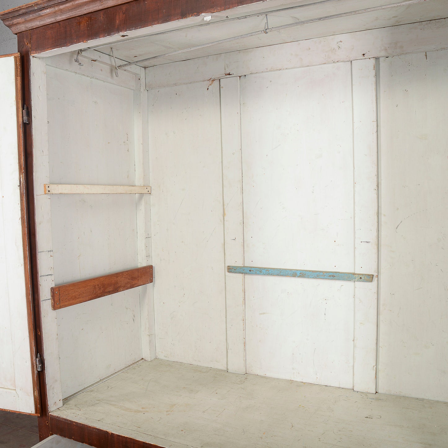 Armadio credenza stipo dipinto marrone e cornici nere Italia XIX secolo