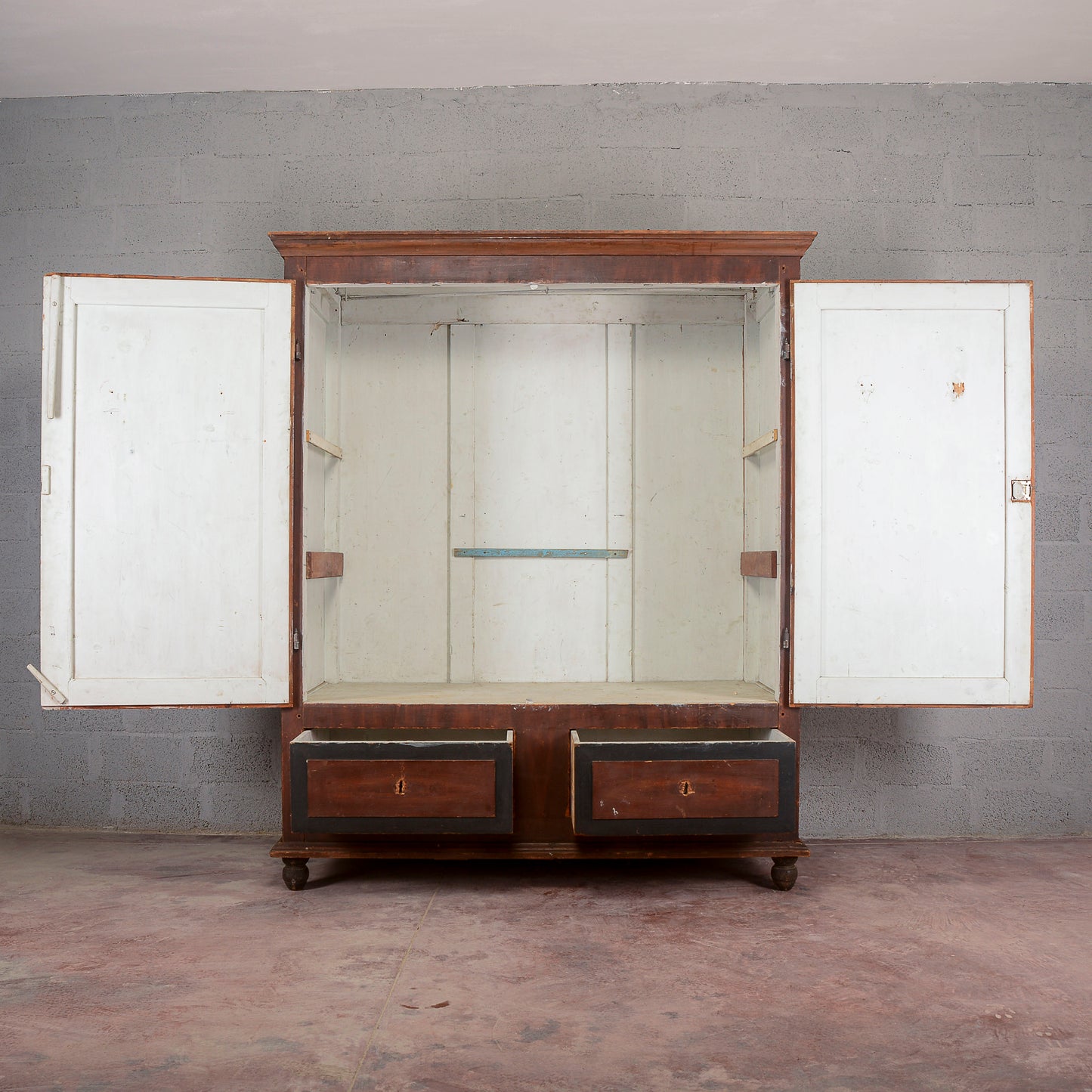 Armadio credenza stipo dipinto marrone e cornici nere Italia XIX secolo