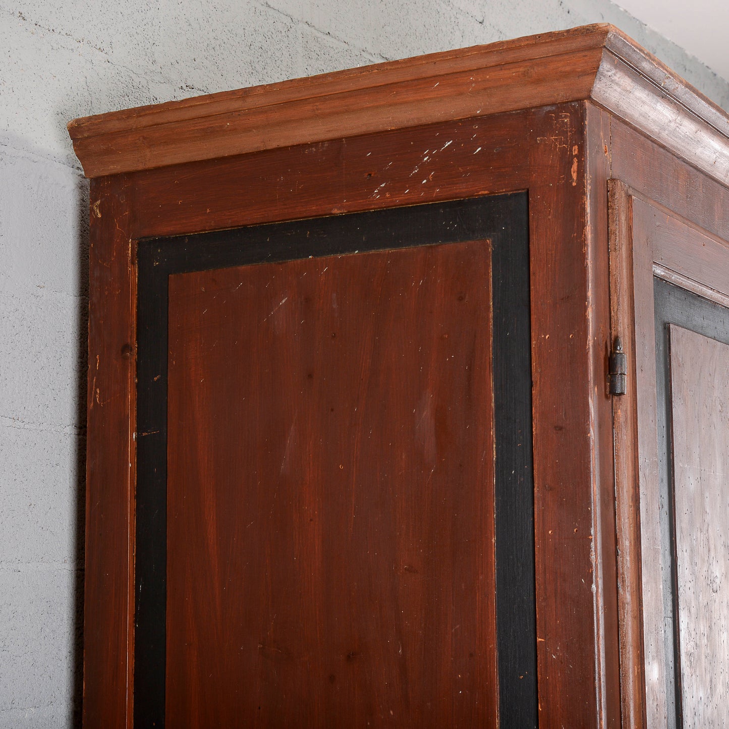 Armadio credenza stipo dipinto marrone e cornici nere Italia XIX secolo