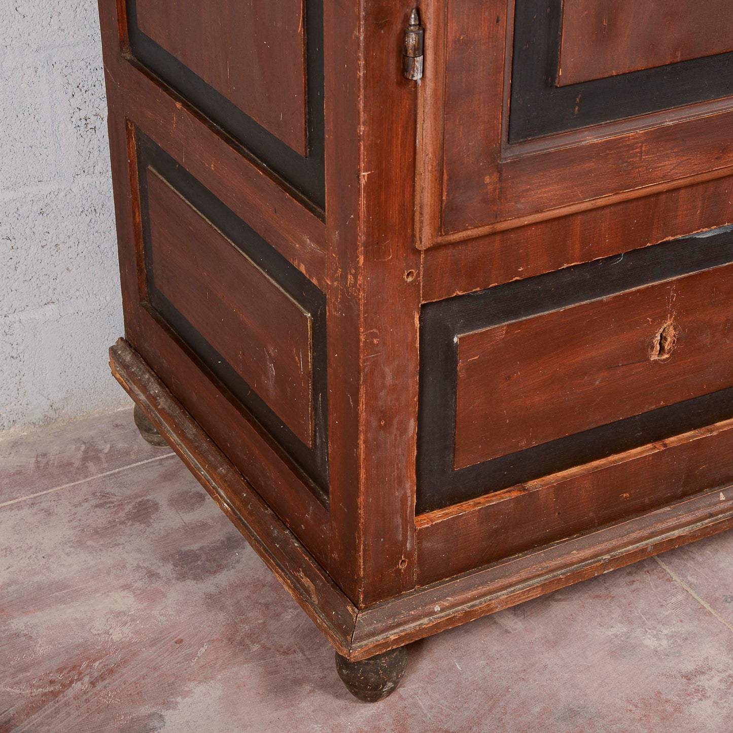 Armadio credenza stipo dipinto marrone e cornici nere Italia XIX secolo