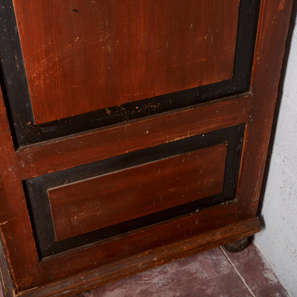 Armadio credenza stipo dipinto marrone e cornici nere Italia XIX secolo