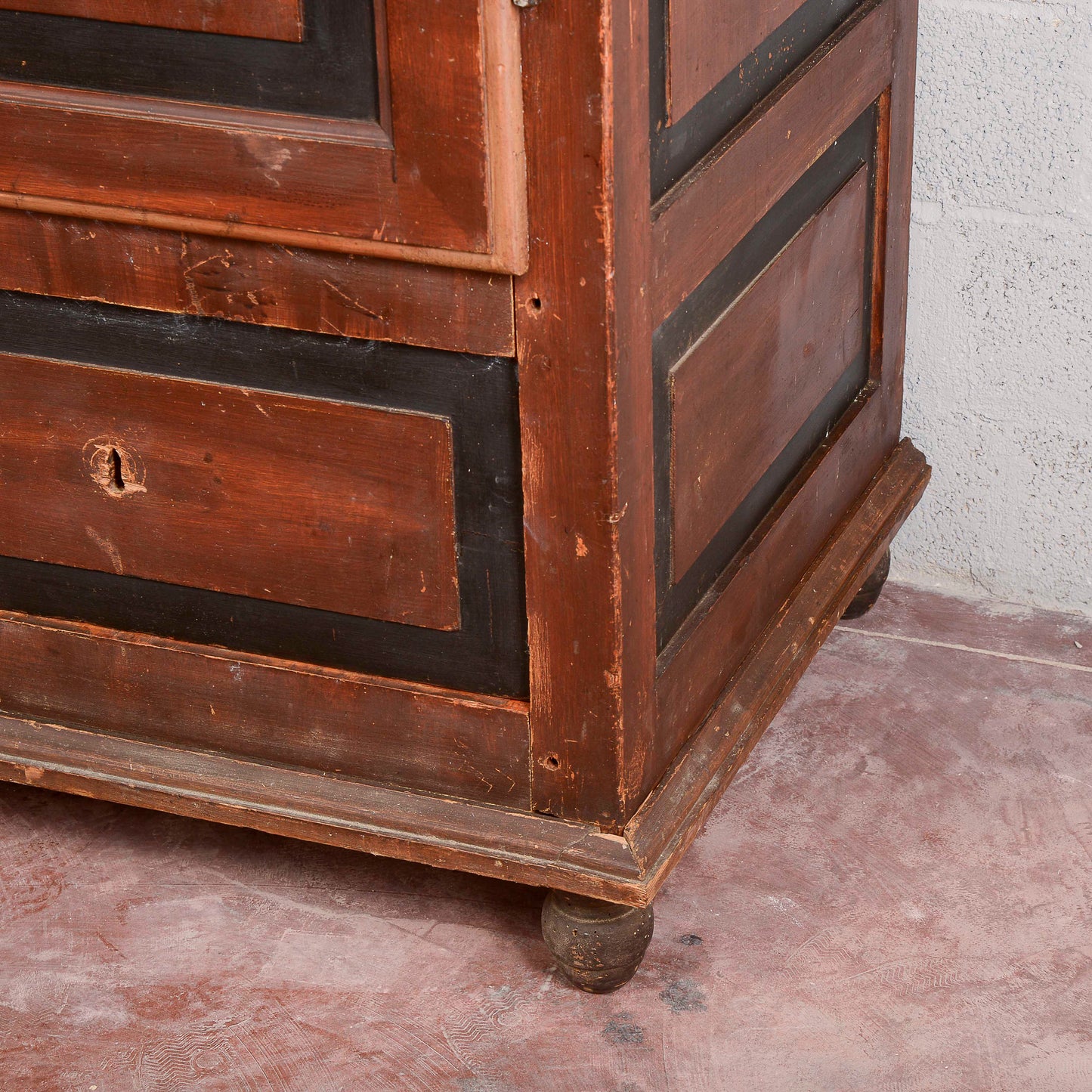 Armadio credenza stipo dipinto marrone e cornici nere Italia XIX secolo