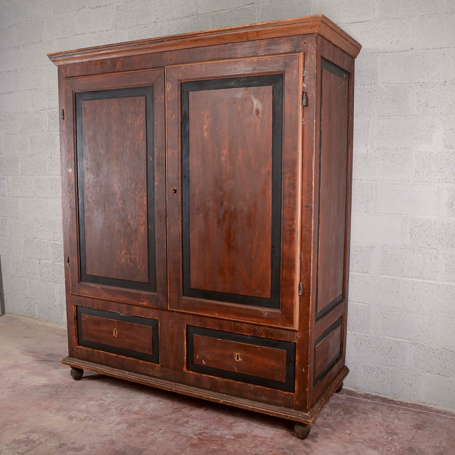 Armadio credenza stipo dipinto marrone e cornici nere Italia XIX secolo