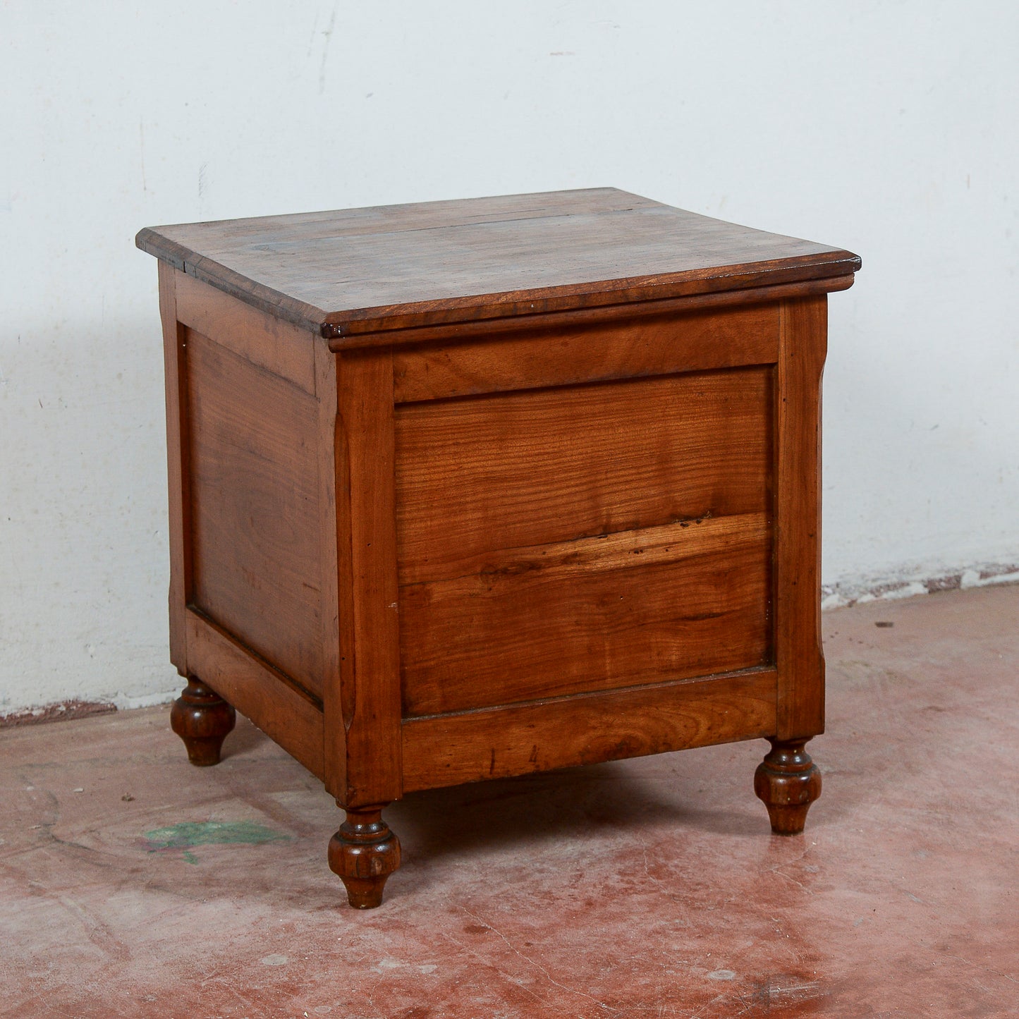Sgabello tavolino comoda contenitore bagno antico