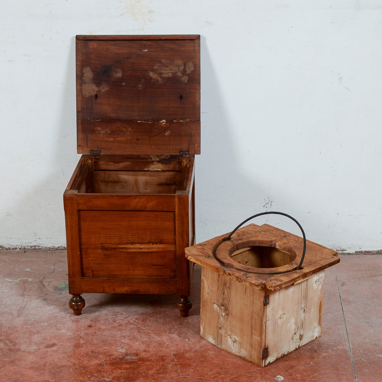 Sgabello tavolino comoda contenitore bagno antico