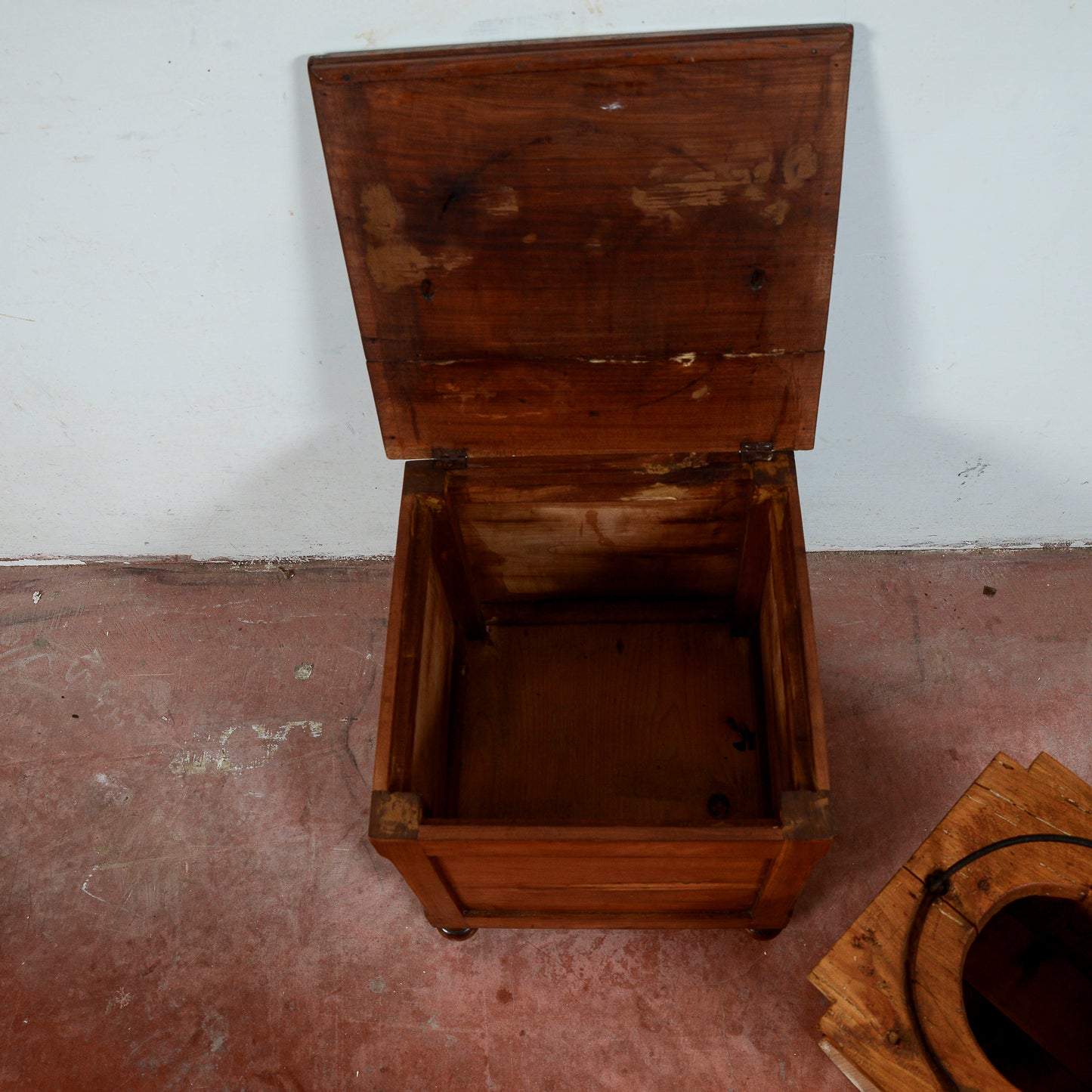 Sgabello tavolino comoda contenitore bagno antico
