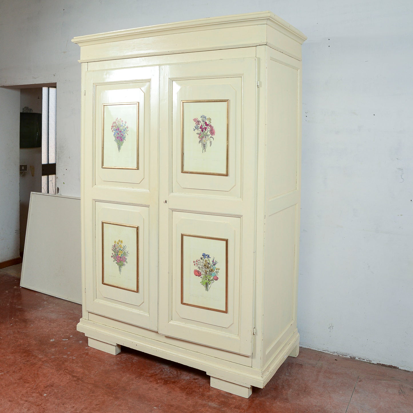 Armadio due ante epoca 800 con  cassetto interno con cornici, riverniciato