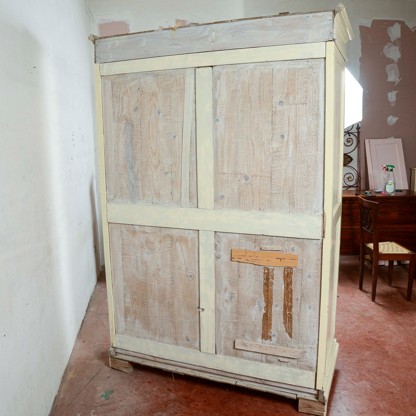 Armadio due ante epoca 800 con  cassetto interno con cornici, riverniciato