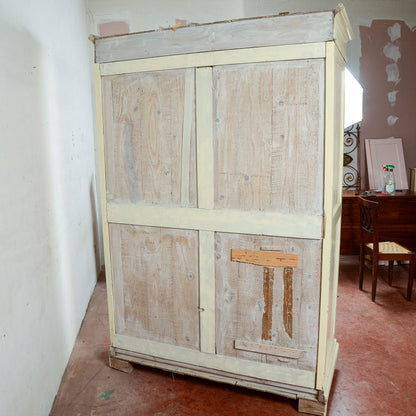 Armadio due ante epoca 800 con  cassetto interno con cornici, riverniciato