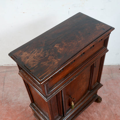 Piccolo stipo comodino antico restaurato