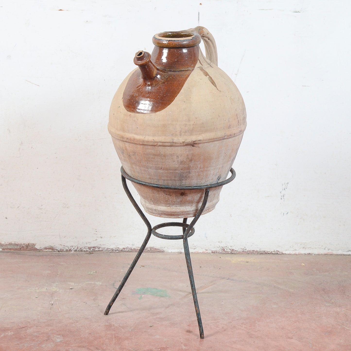 Anfora in terracotta con base