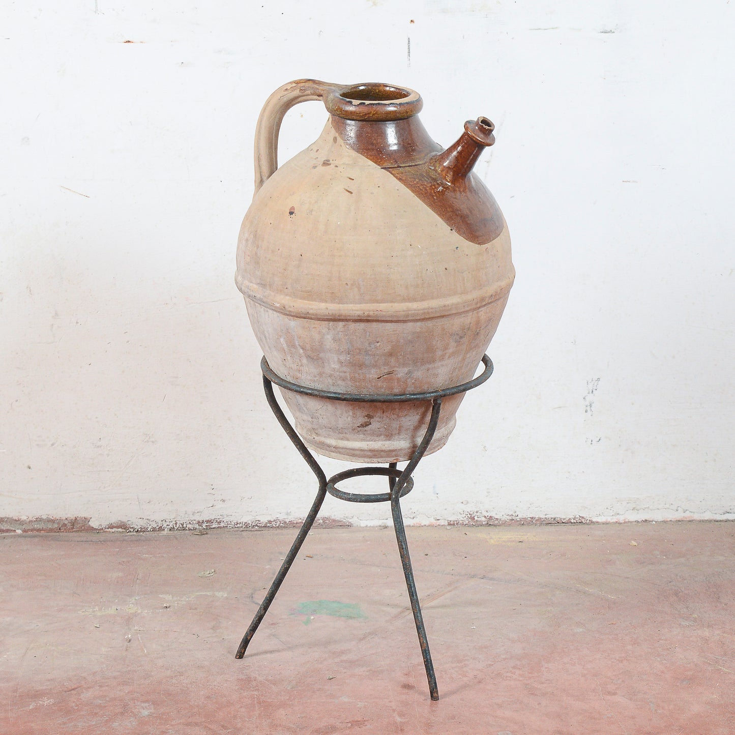 Anfora in terracotta con base